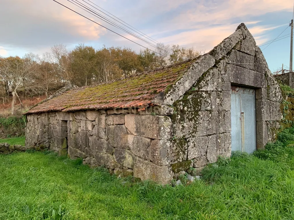 Casa em pedra na zona do Geres com churrasqueira e jardim interior - Image 7